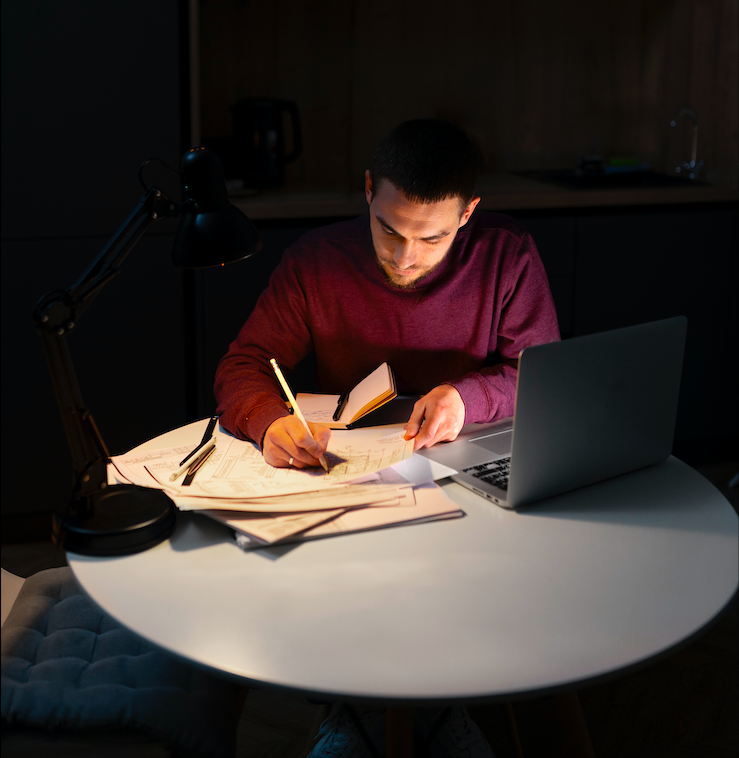 Estudiante estudiando mientras lee y revisa su computadora